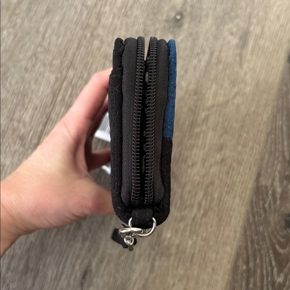 Vera Bradley Iconic RFID Accordion Wristlet - “Winter Patchwork” design - NWT - Picture 4 of 9